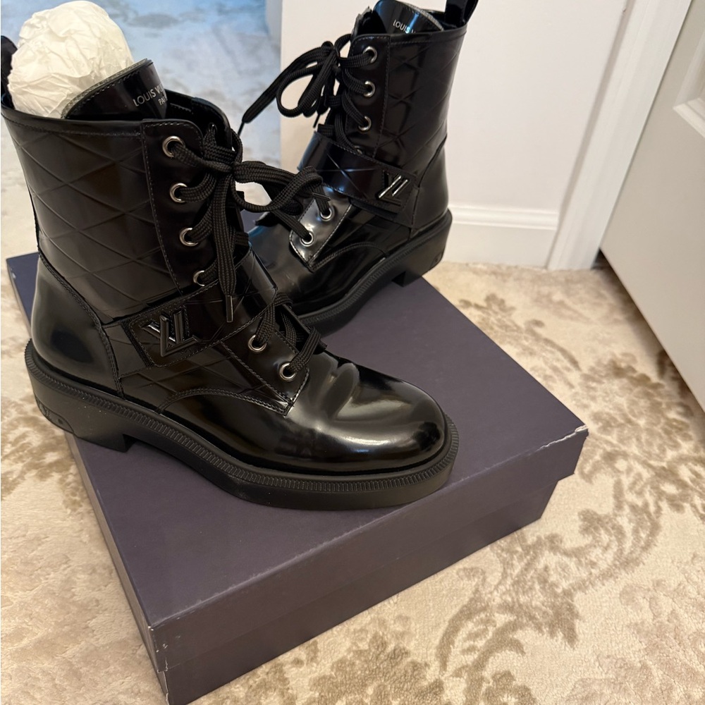 Citizen Shiny Black Lace-Up Boots